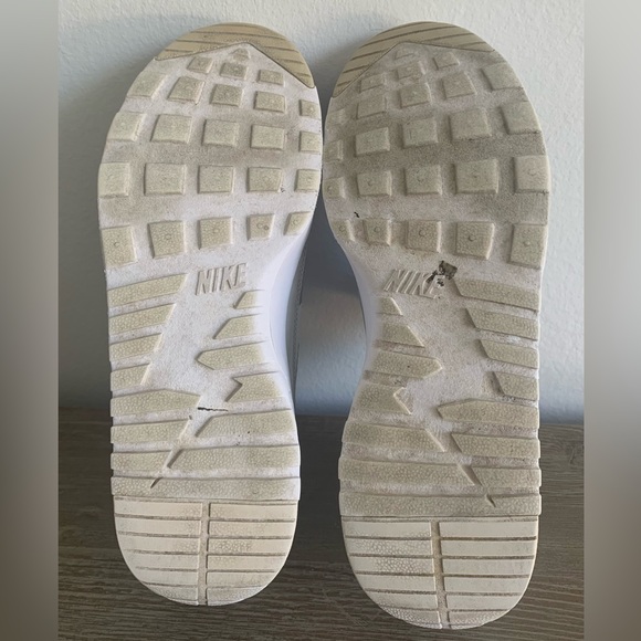 SZ 7.5 Nike Women’s Gray/White Athletic Shoes - Picture 9 of 9